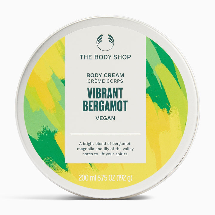 Ontdek onze Levendige Bergamot Body Cream: Gemaakt met 96% ingrediënten van natuurlijke oorsprong, waaronder handgemaakte Community Fair Trade Shea Butter uit Ghana, laat deze veganistische vochtinbrengende crème je stralen met fruitige en citrusachtige t