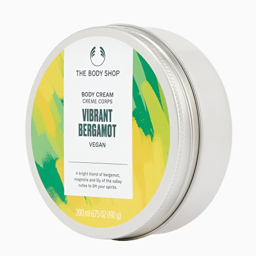 Ontdek onze Levendige Bergamot Body Cream: Gemaakt met 96% ingrediënten van natuurlijke oorsprong, waaronder handgemaakte Community Fair Trade Shea Butter uit Ghana, laat deze veganistische vochtinbrengende crème je stralen met fruitige en citrusachtige t
