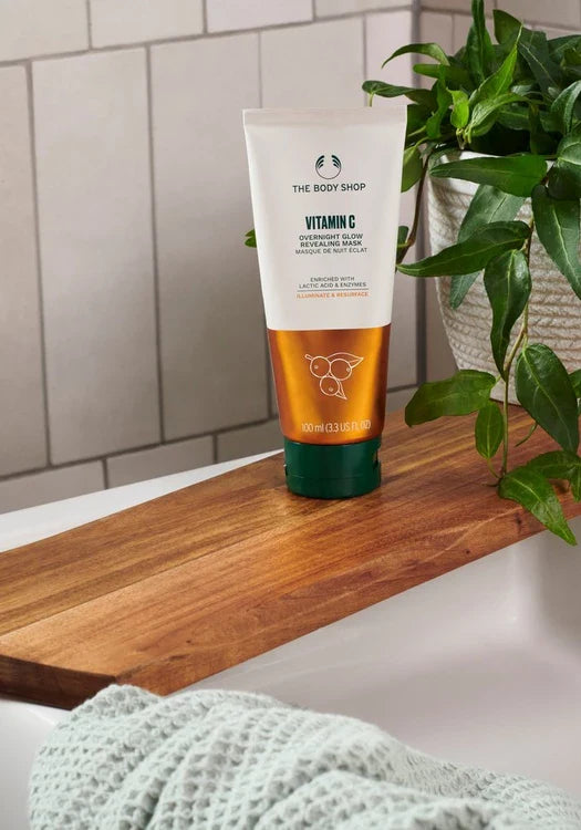 Maak je klaar voor de ultieme schoonheidsslaap met ons verhelderende Vitamin C Overnight Glow-Revealing Mask.Verrijkt met vitamine C, herstellend melkzuur (AHA) en papaja-enzymen, onthult ons nachtmasker een nieuwe, verbeterde huidglans - meer specifiek e