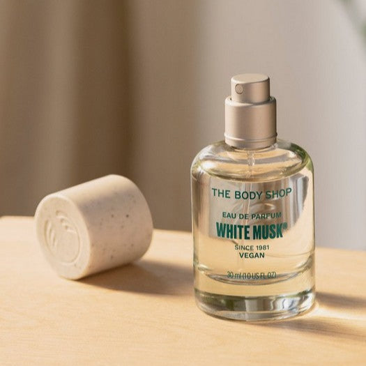 Musk is een subtiele geur met krachtige effecten. Het is delicaat, rustgevend en wonderbaarlijk betoverend. Onze White Musk® Eau de Parfum biedt bloemige, sensuele en zuivere tonen waarmee je jezelf met vertrouwen kunt uiten.Deze kleine, krachtige fles br