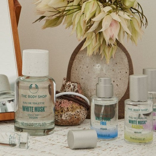 Musk is een subtiele geur met krachtige effecten. Het is delicaat, rustgevend en wonderbaarlijk betoverend. Onze White Musk® Eau de Parfum biedt bloemige, sensuele en zuivere tonen waarmee je jezelf met vertrouwen kunt uiten.Deze kleine, krachtige fles br